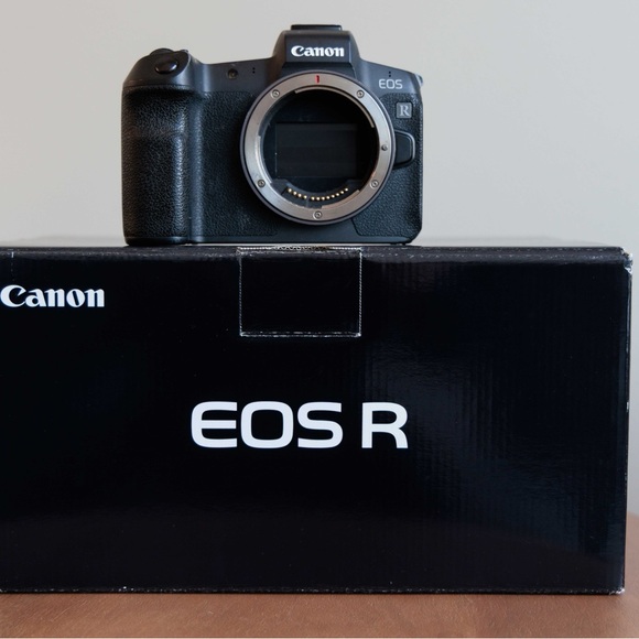 Canon EOS R mirrorless Digital Camera - - Picture 2 of 9